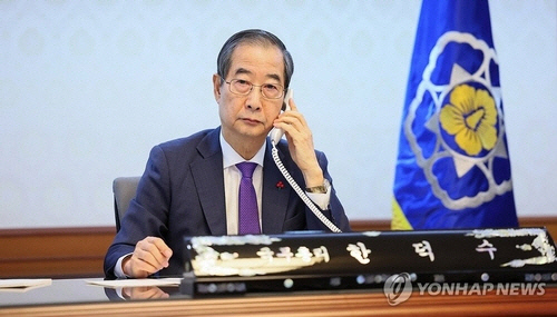 한덕수 대통령 권한대행 겸 국무총리가 15일 오전 서울 종로구 정부서울청사에서 조 바이든 미국 대통령과 통화하고 있다. [총리실 제공=연합뉴스]